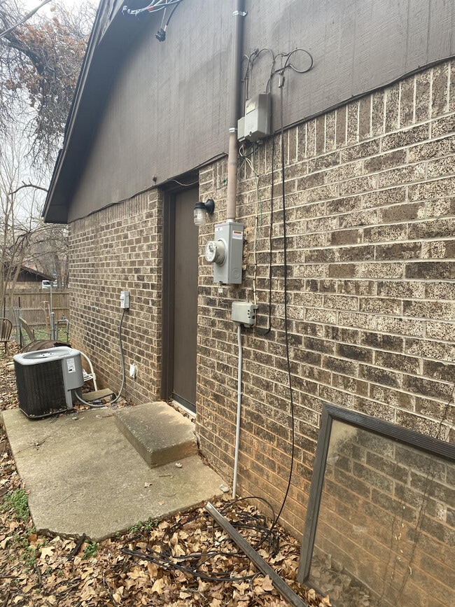 Building Photo - 3013 Gwendolyn Ln