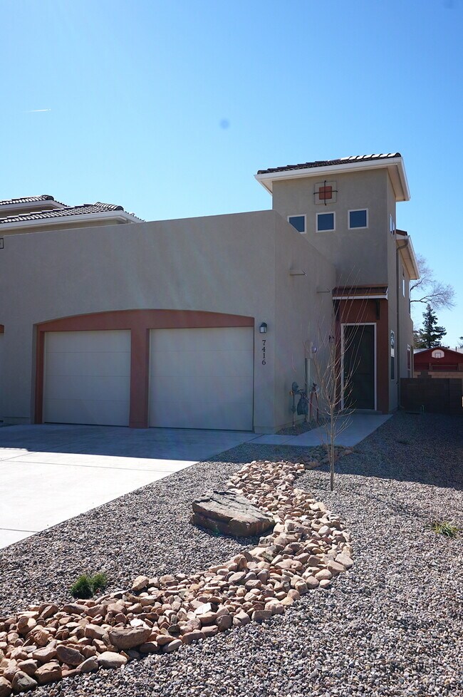 Foto del edificio - Amazing 3 Bedroom! Great location! Across ...