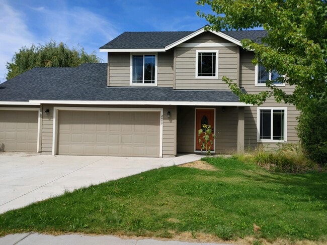 Building Photo - 2055 NW Kingwood Ave