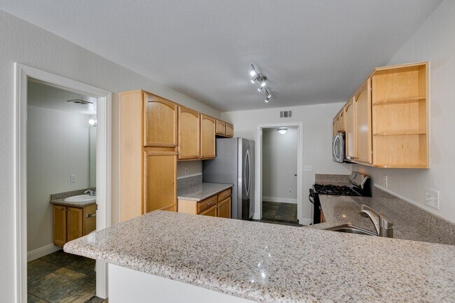 Building Photo - Modern 2 Bed, 2.5 Bath Henderson Townhome
