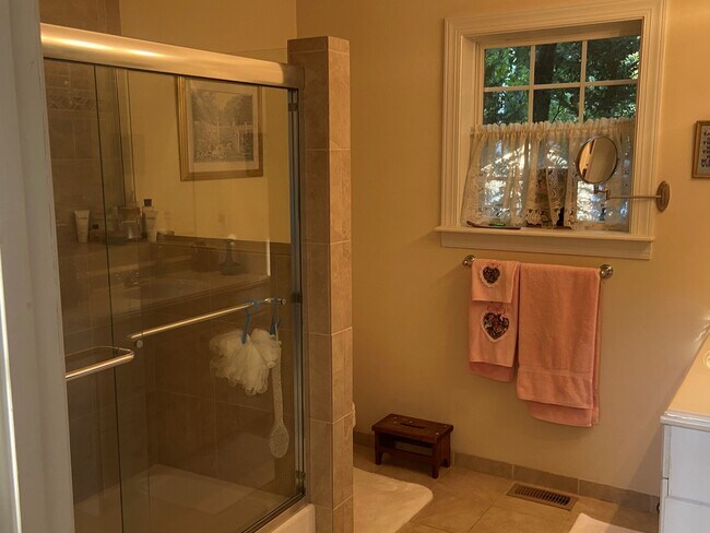 Foto del edificio - 150 Farr Lake Dr