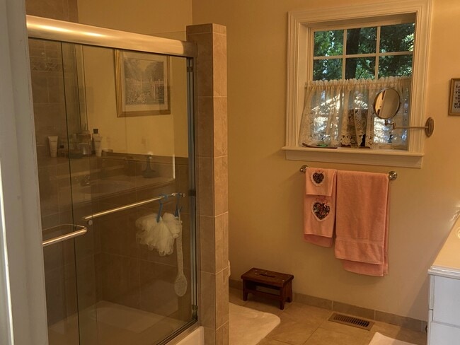 Building Photo - 150 Farr Lake Dr