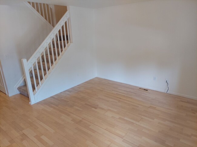 Building Photo - Beautiful Townhouse in Louisville!!