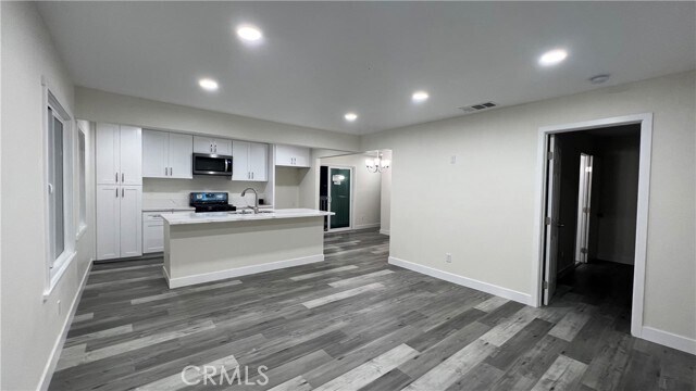 Foto del edificio - 600 W Wilshire Ave