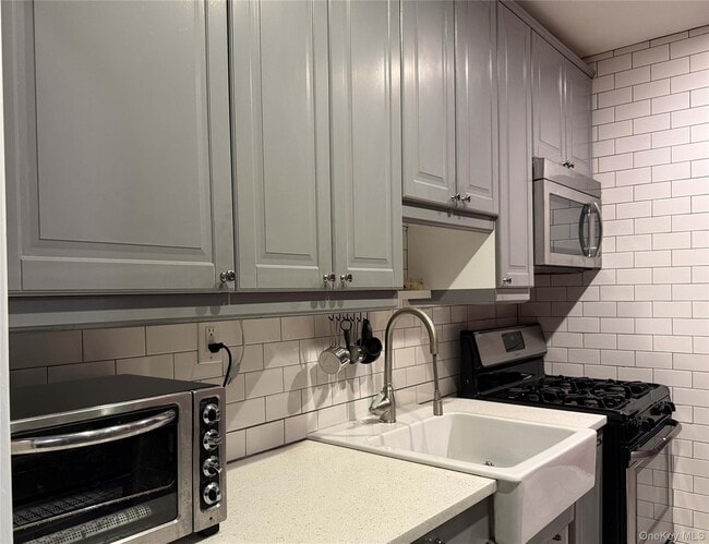 Building Photo - 76-10 34th Ave