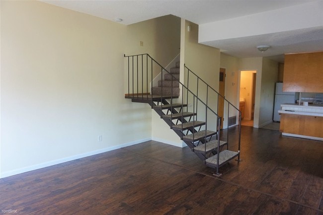 Building Photo - 5994 Lake Crest Way