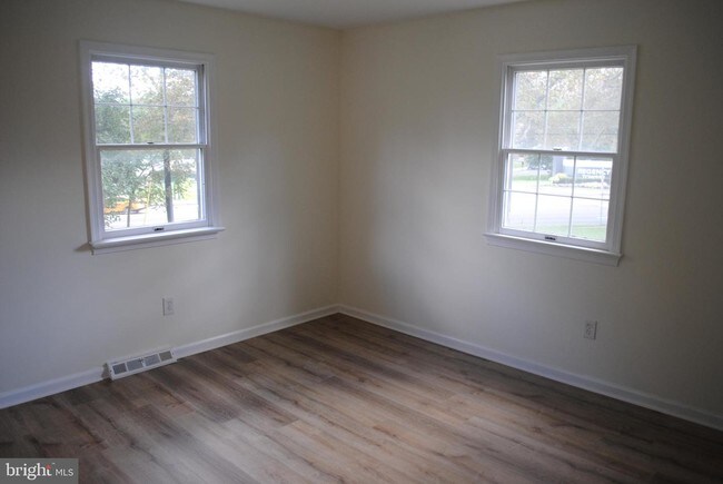Building Photo - 1097 Russell Rd