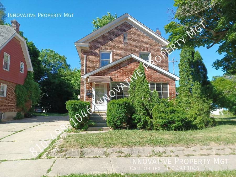 Foto principal - Large 3-4 bedroom home with closed in porch.