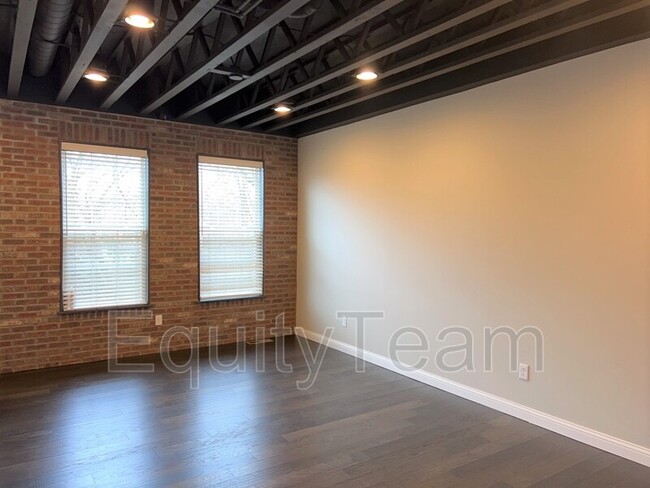 Building Photo - 1003 Parklake Row
