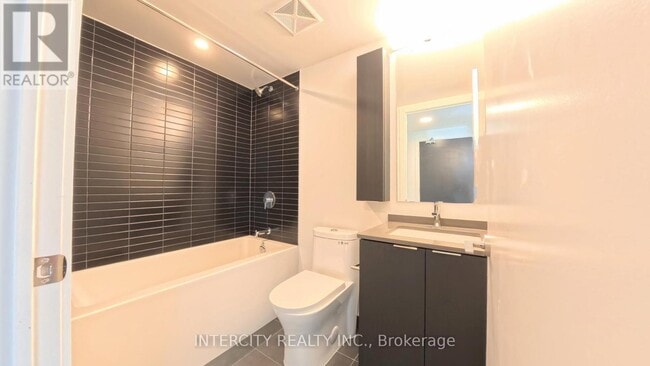 Building Photo - 3009-3009 Novar Rd