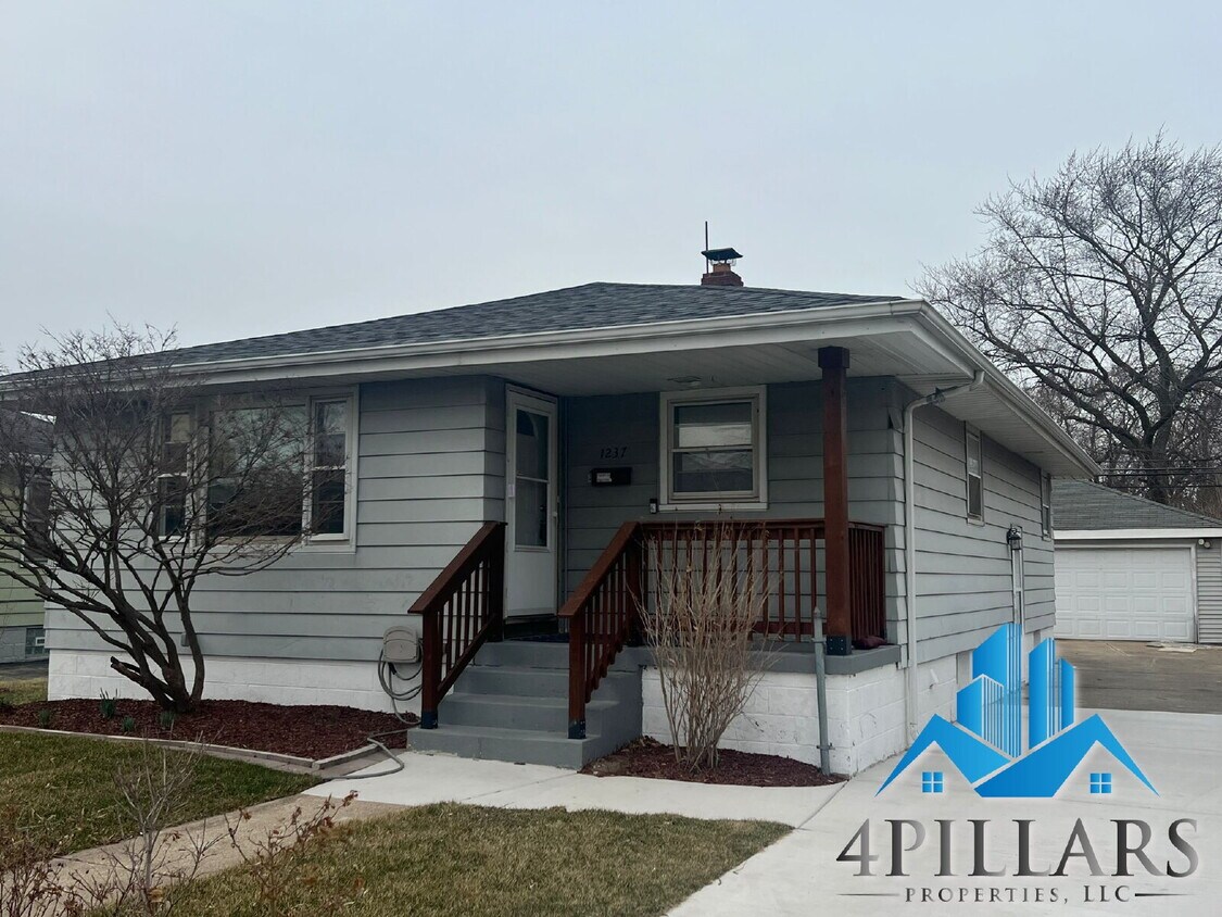 Primary Photo - "Spacious 4-Bedroom Gem with Finished Base...