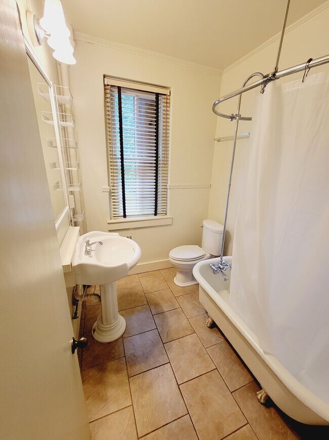Building Photo - Carriage House for Rent in Hoover, Alabama