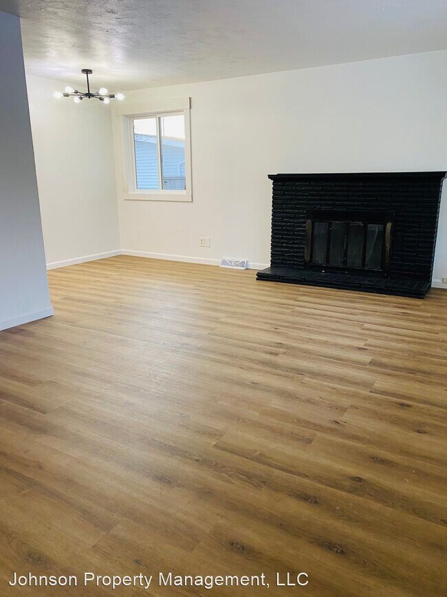 Building Photo - 4 br, 1 bath House - 2403 W. Rosewood Ave.