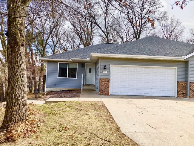 Foto del edificio - 3705-3707 Valley View Pl