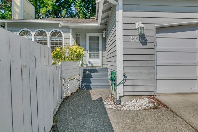 Building Photo - 3-bedroom, 2.5-bathroom home located in Fe...