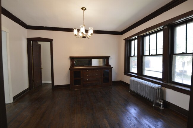 Building Photo - 3741 W Roscoe St