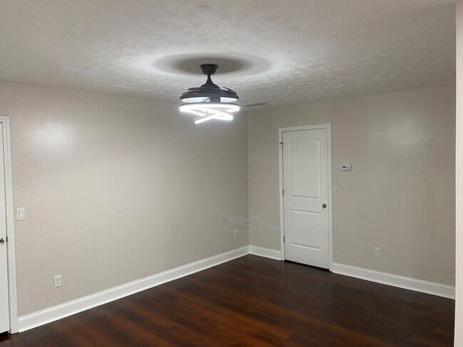 Building Photo - 515 Cole Creek Dr
