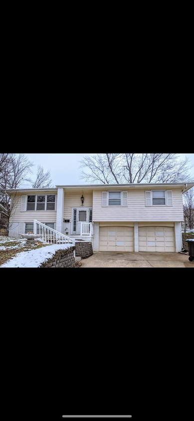 Primary Photo - 8731 Lakeview Dr