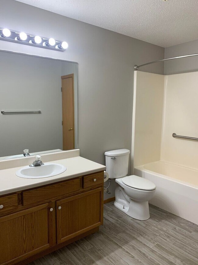 Foto del edificio - Prairie Mill Townhomes