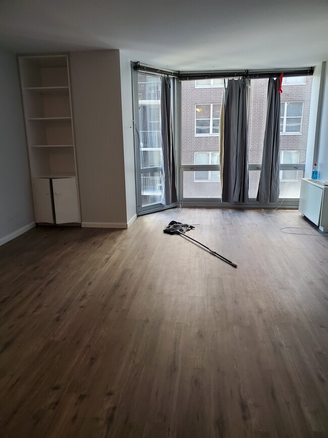 Building Photo - 21 W Goethe St