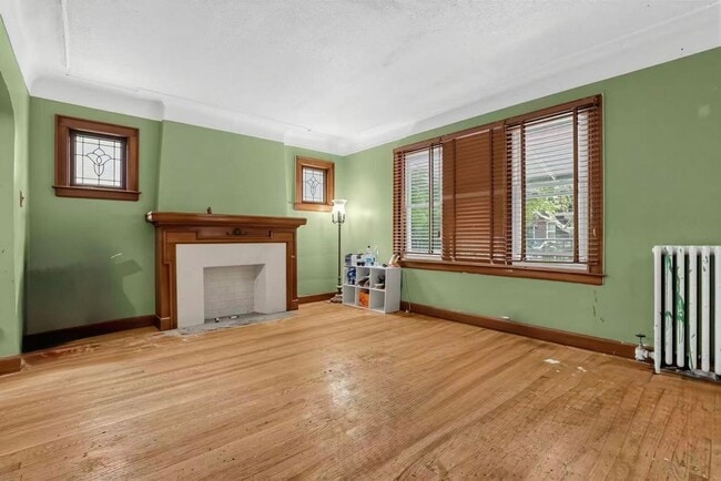 Building Photo - 884 Beaconsfield Ave