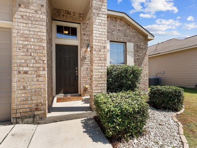 Building Photo - Charming Home Awaits: Spacious & Modern Li...