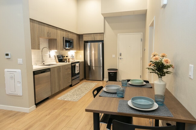 Building Photo - Stateside