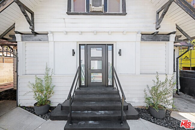 Foto del edificio - 1246 N Formosa Ave