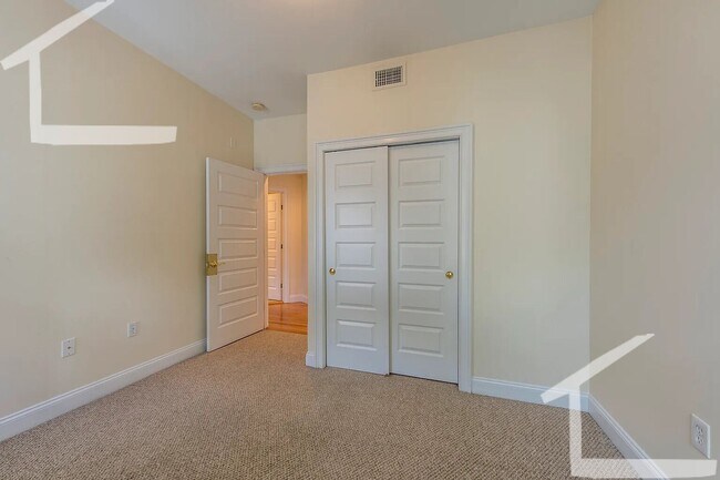 Foto del edificio - Bright, Renovated Packard's Corner 2Bed/2 ...