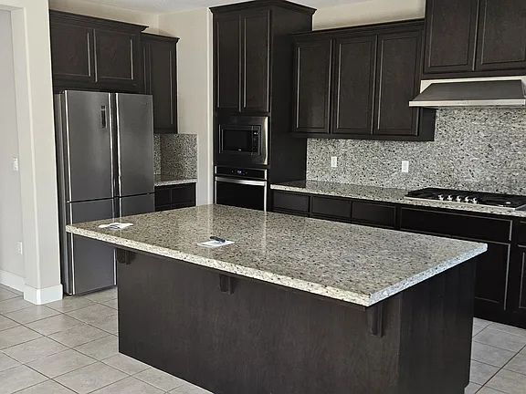 Building Photo - "Charming Copperopolis Retreat: Spacious 3-Bedroom Haven with 2.5 Baths & Cozy Fireplace!"