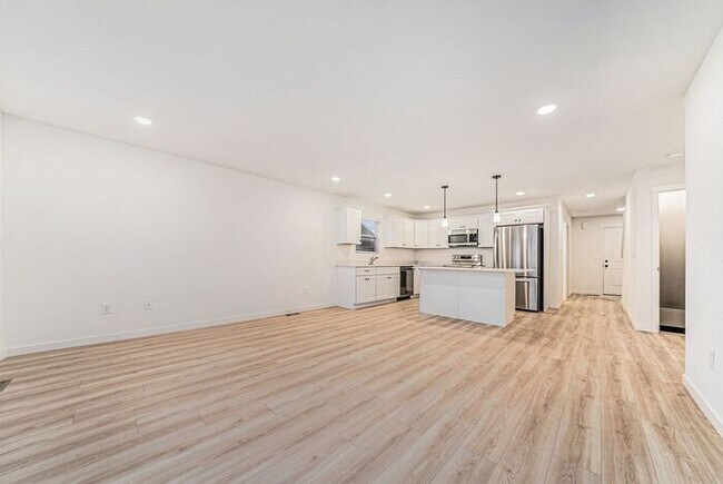 Building Photo - 113 Iris Ct