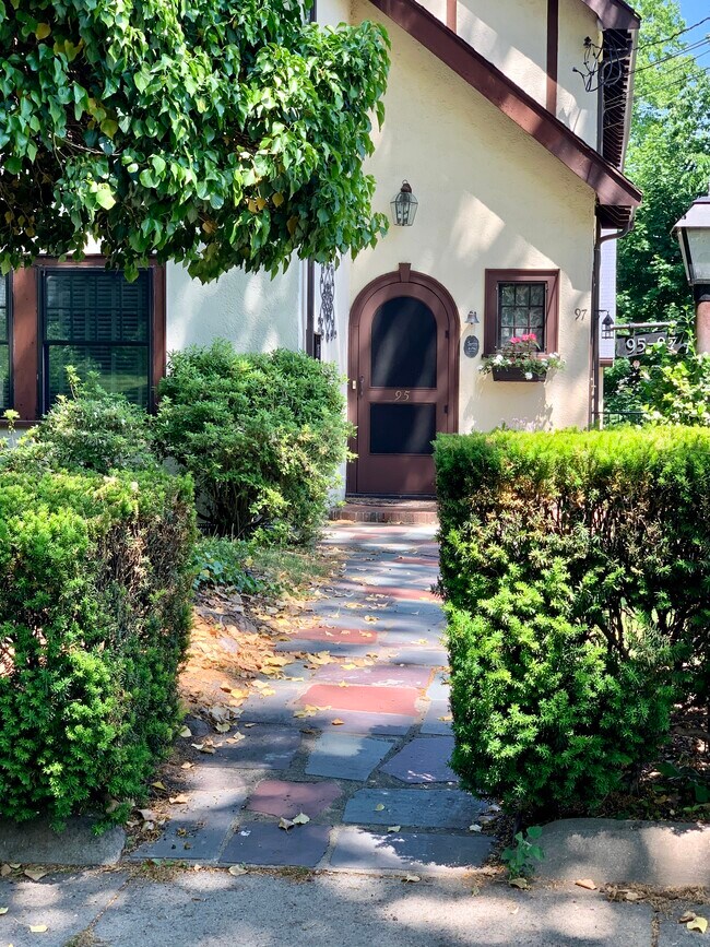 Foto del edificio - 95 Atwood Ave