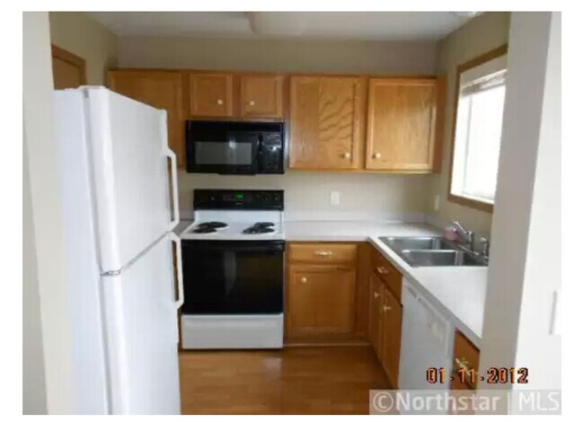 Building Photo - 2951 Village Cir
