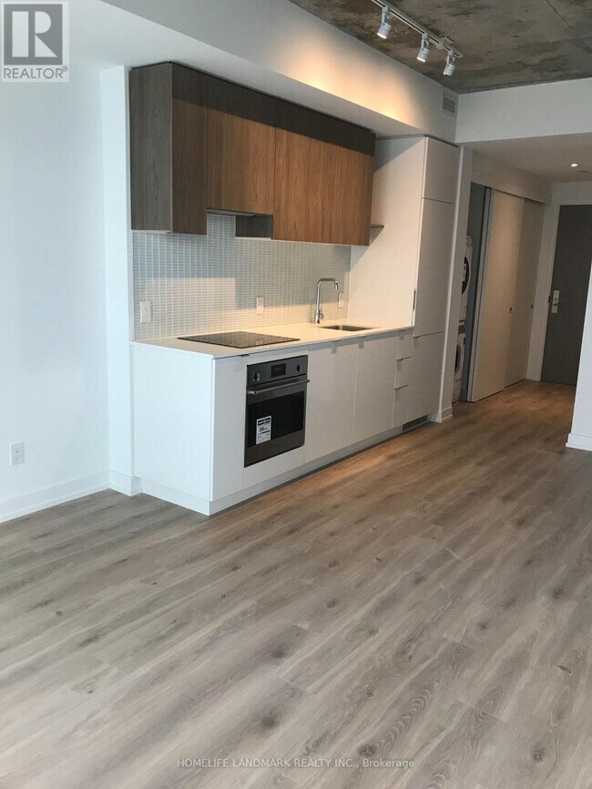 Building Photo - 161 Roehampton Ave