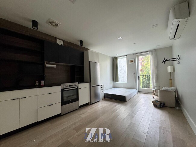 Foto del edificio - 727 DeKalb Ave