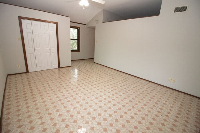 Building Photo - 553 S Old Stagecoach Rd