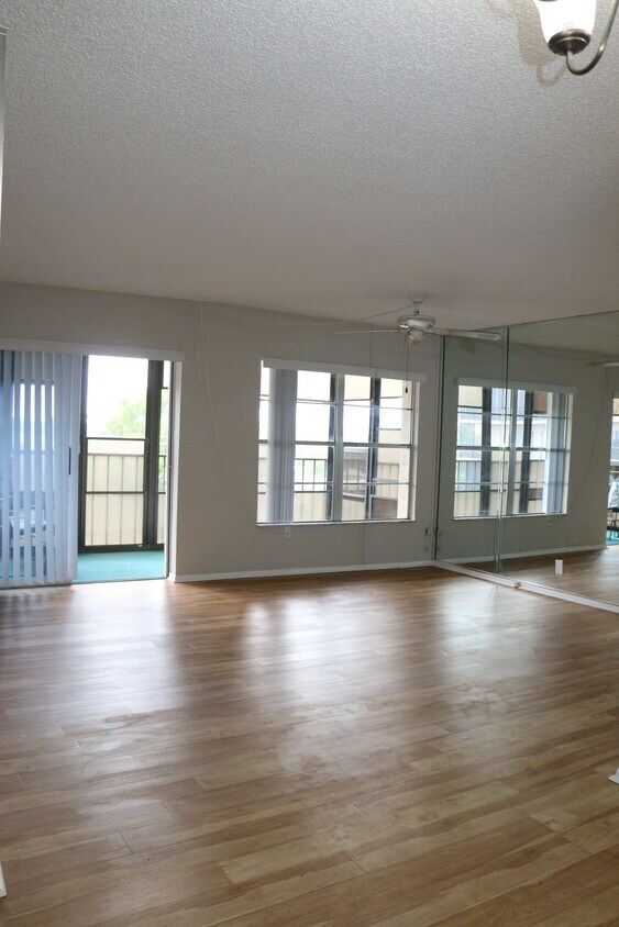 Sala de estar al anochecer - 2901 26th St W