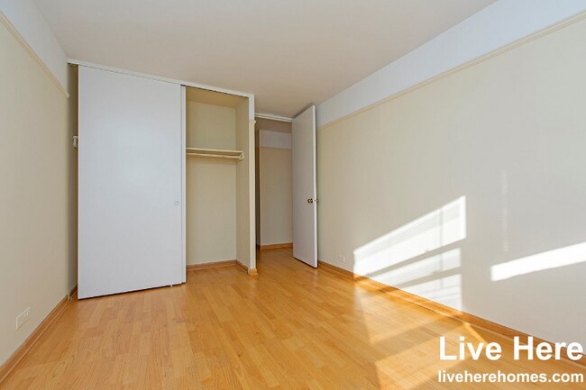 Building Photo - 833 W Buena Ave