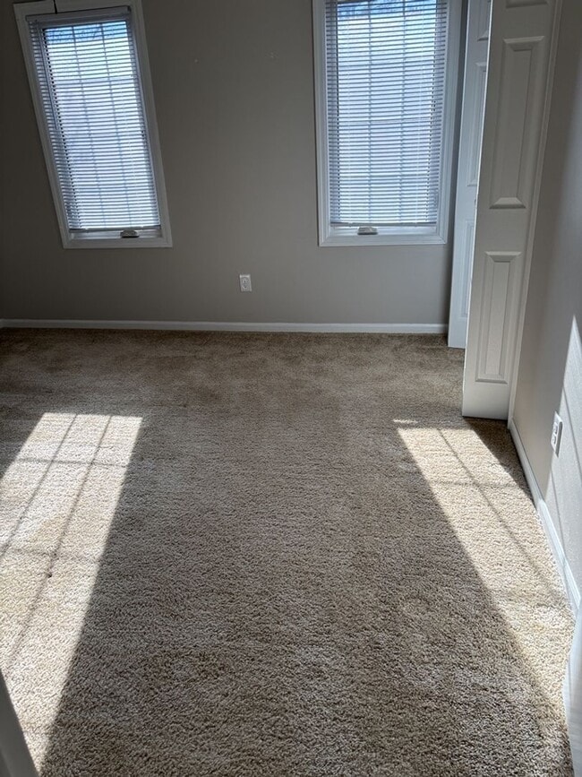 Building Photo - Ready To View!!! Great Location!!!!  Just minutes from the airport!