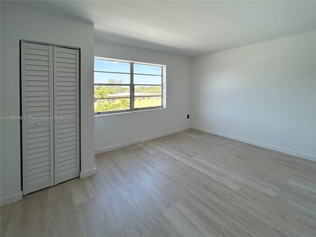 Foto del edificio - 12215 W Dixie Hwy
