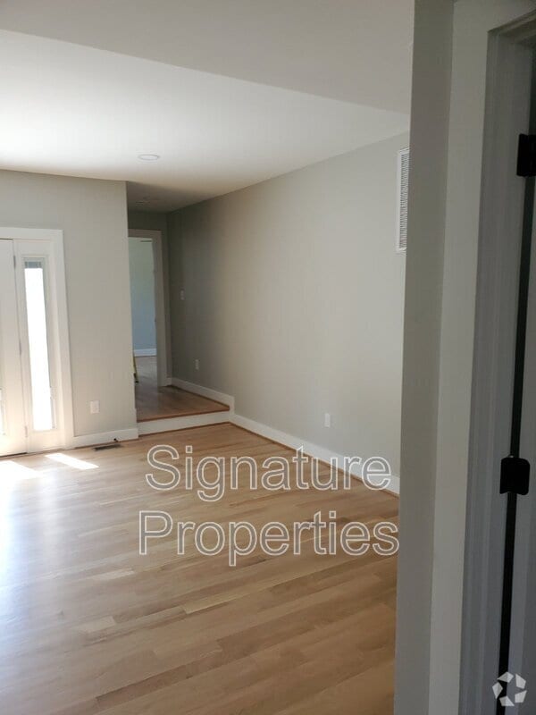 Building Photo - 6112 Ellis Ave