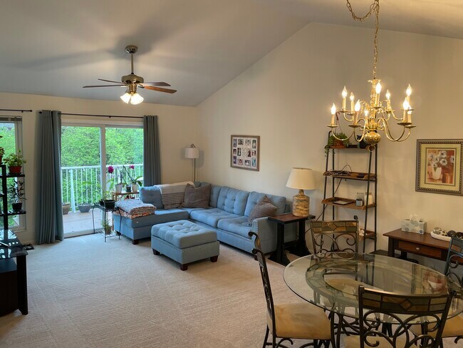 Vaulted ceiling living room - 2495 Fountain Pl