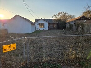 Building Photo - 1210 N Crain St