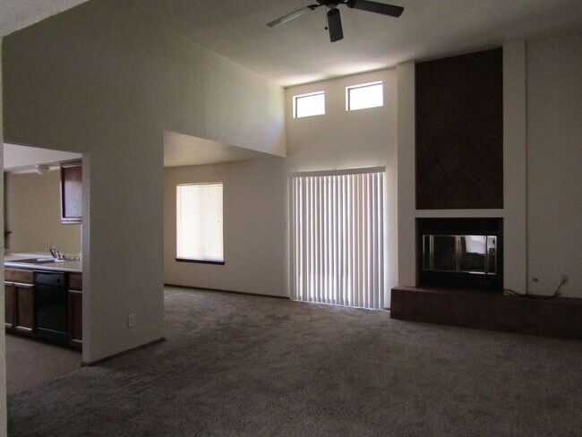 Foto del edificio - Great Townhouse on Hillrise & Roadrunner Ct!