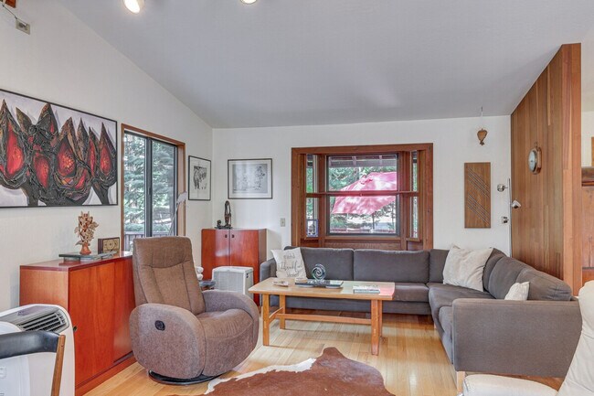 Foto del edificio - 320 Rim Dr