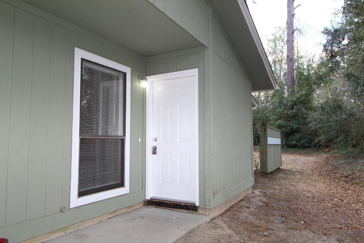 8400 Country Walk Dr Unit D, Pensacola, FL 32514 Room for Rent in