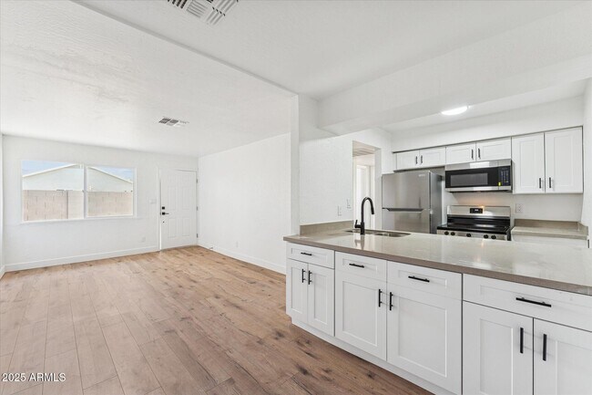 Foto del edificio - 2739 E Tamarisk Ave