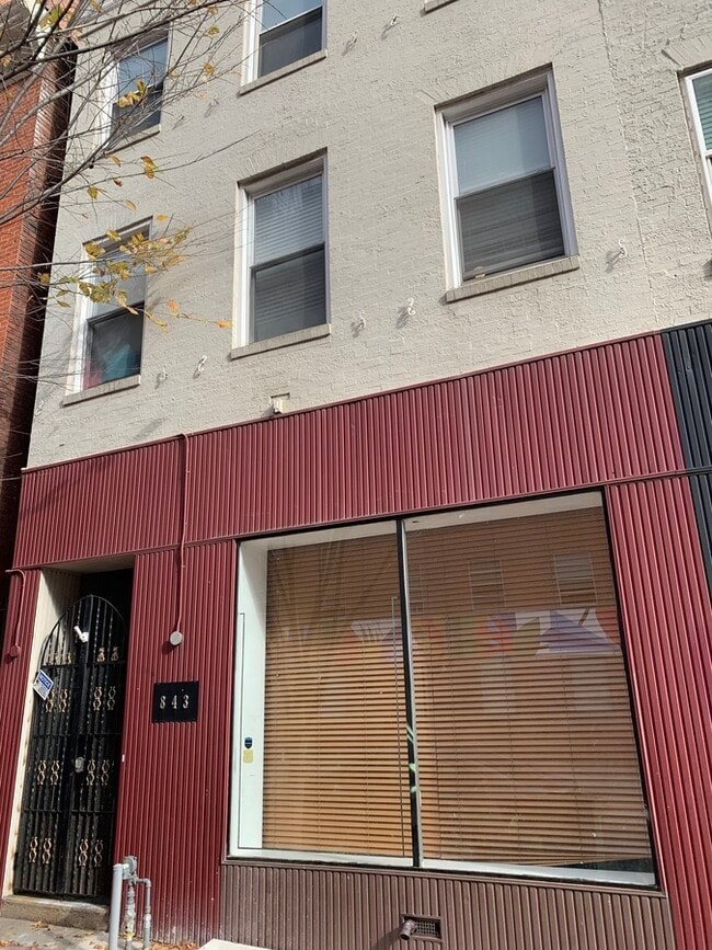 Building Photo - Room For Rent
