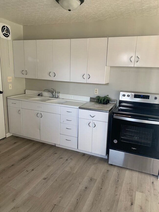 Building Photo - 3 Bedroom, 1 Bath located in a quiet neigh...