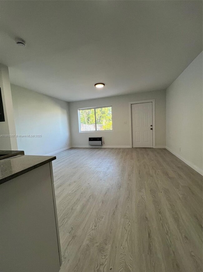 Foto del edificio - 1831 NE 56th St